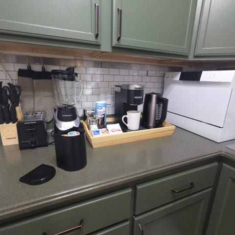 Coffee/tea facilities, Kitchen or kitchenette, dishwasher, toaster
