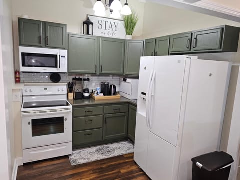 Coffee/tea facilities, Kitchen or kitchenette, dishwasher, microwave, oven, stove, toaster, kitchen