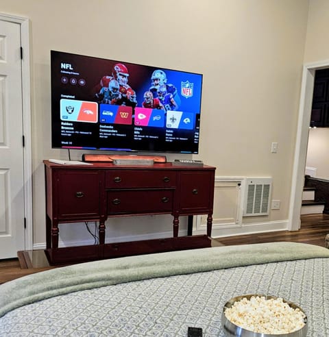 Oakwood Oasis-Studio w Laundry & Kitchen Apartment in Decatur