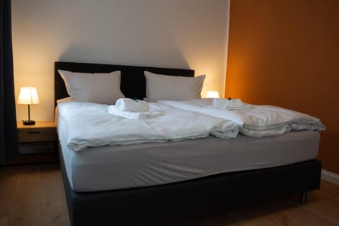 Bed, Bedroom, towels