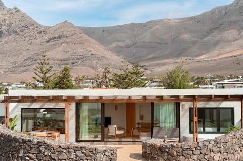 Property building, Facade/entrance, Day, Natural landscape, View (from property/room), Balcony/Terrace, Lobby or reception, Mountain view