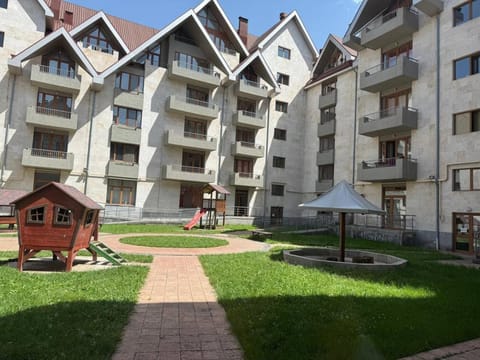 Property building, Garden, Garden, Garden view, Location