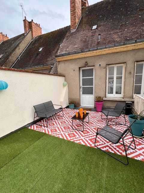 Appartement avec grande terrasse Apartment in Gien
