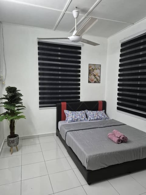 Bed, Photo of the whole room, towels