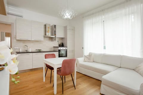 Kitchen or kitchenette, Living room, Seating area, Dining area, dishwasher, minibar, oven, stove