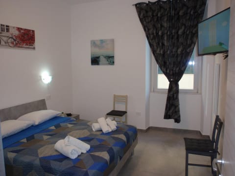 Bed, TV and multimedia, Photo of the whole room, Bedroom, towels