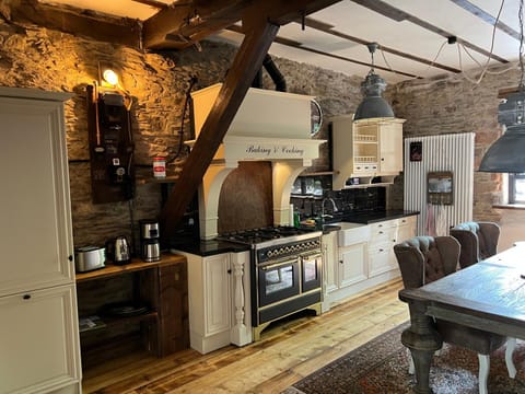 Coffee/tea facilities, Kitchen or kitchenette, Seating area, Dining area, oven, pet friendly, stove, toaster