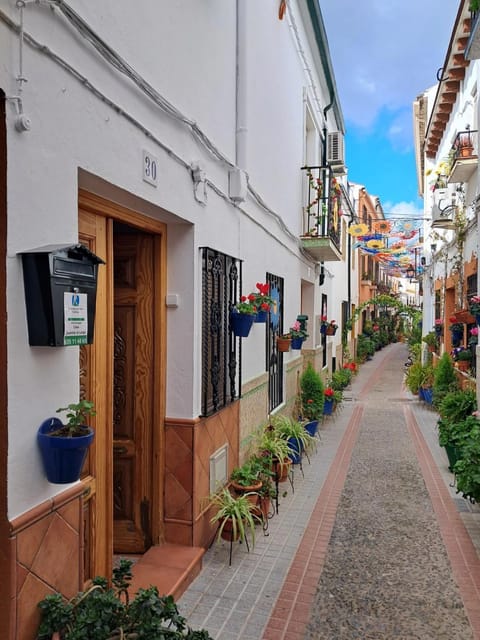 Property building, Day, Street view