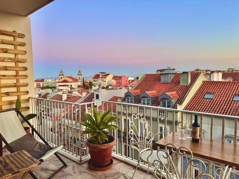 View (from property/room), Balcony/Terrace, Dining area, City view