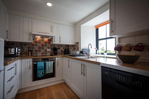 Coffee/tea facilities, Kitchen or kitchenette, dishwasher, stove, toaster