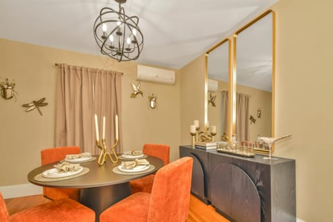 Seating area, Dining area, air conditioner