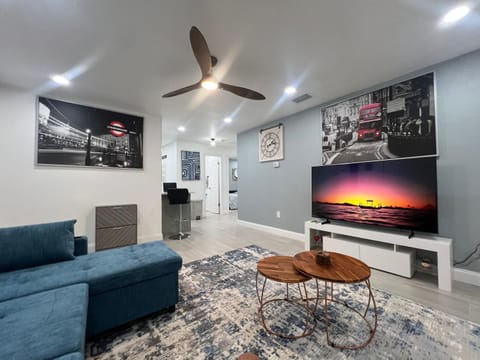 Communal lounge/ TV room, TV and multimedia, Living room, Seating area