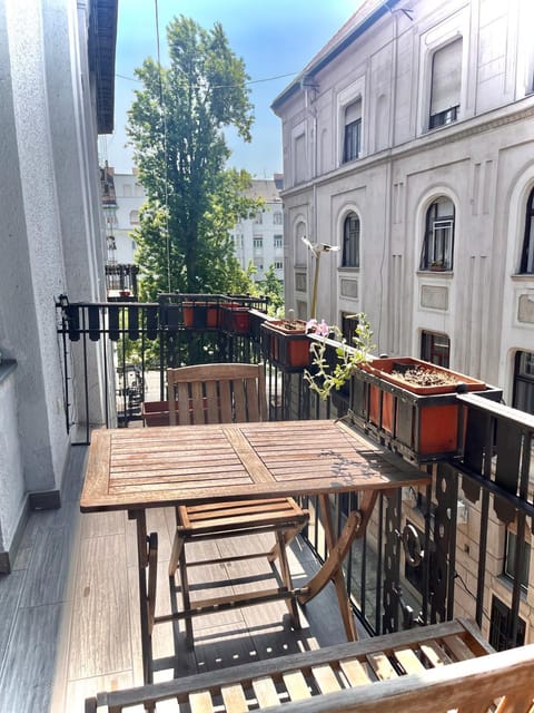 Property building, Day, Balcony/Terrace