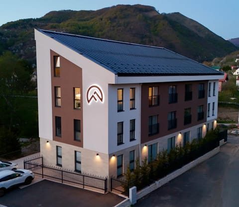 Property building, Neighbourhood, Mountain view, Location, Parking