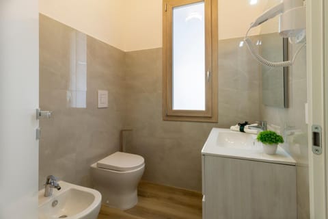 Shower, Toilet, Bathroom, bidet, towels