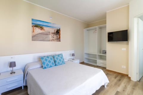 Bed, TV and multimedia, Photo of the whole room, Decorative detail, safe, wardrobe