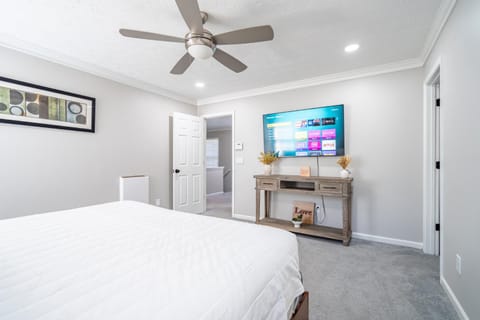 Bed, TV and multimedia, Photo of the whole room, Bedroom