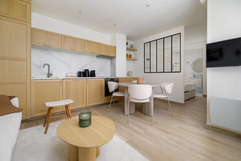 TV and multimedia, Coffee/tea facilities, Kitchen or kitchenette, Living room, Seating area, Dining area, minibar, stove