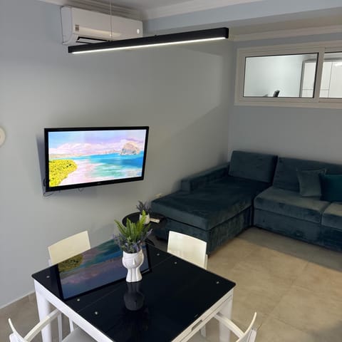 Communal lounge/ TV room, TV and multimedia, Living room, Seating area, air conditioner