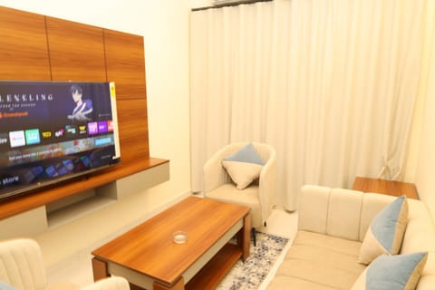 Communal lounge/ TV room, TV and multimedia, Living room, Seating area, Dining area