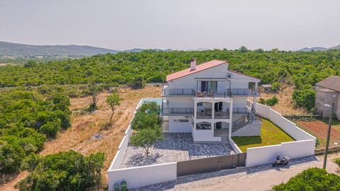 Property building, Restaurant/places to eat, Swimming pool, Breakfast, Parking