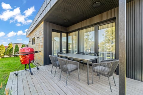 Patio, Spring, Day, BBQ facilities, BBQ facilities, Balcony/Terrace, Seating area, Garden view