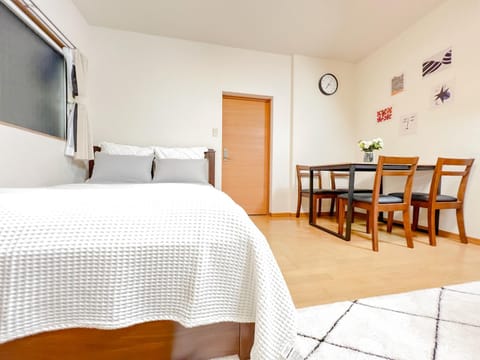 Bed, Living room, Photo of the whole room, Seating area, Dining area