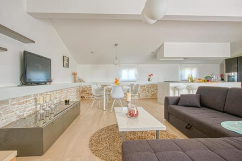 TV and multimedia, Kitchen or kitchenette, Living room, Seating area