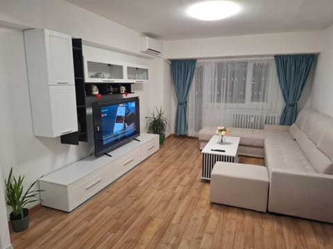 Communal lounge/ TV room, TV and multimedia, Living room, Seating area, Dining area, air conditioner