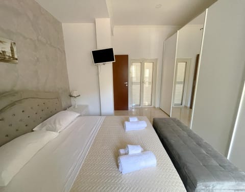 Bed, TV and multimedia, Photo of the whole room, Bedroom, towels, wardrobe