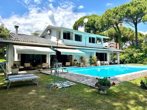 Property building, Garden, Balcony/Terrace, Swimming pool