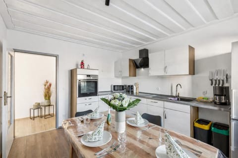 Coffee/tea facilities, Kitchen or kitchenette, Dining area, heating, internet, microwave, stove, kitchen