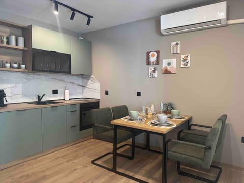 Coffee/tea facilities, Kitchen or kitchenette, Living room, Seating area, Dining area, air conditioner