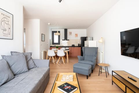 Kitchen or kitchenette, Living room, Seating area, Dining area