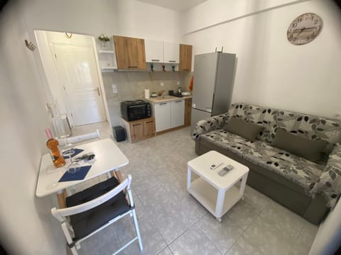 Kitchen or kitchenette, Seating area, oven, stove