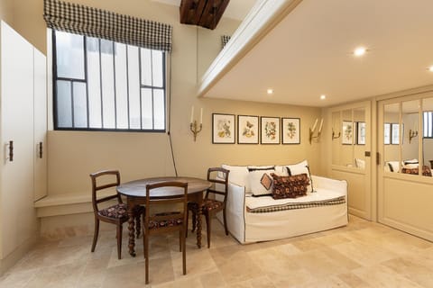 Kitchen or kitchenette, Living room, Seating area