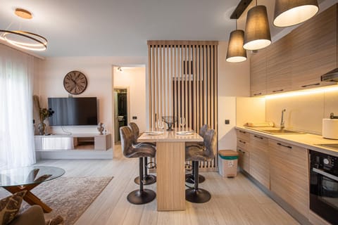 TV and multimedia, Kitchen or kitchenette, Living room, Dining area, oven, stove