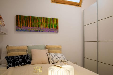 Bed, Photo of the whole room, Decorative detail, Bedroom