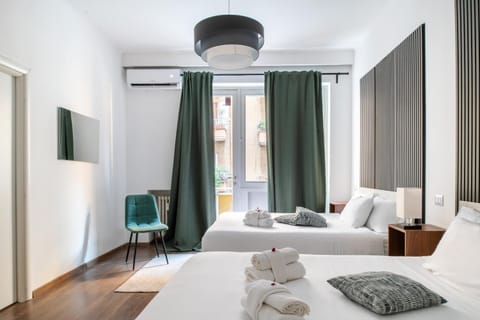 Bed, TV and multimedia, Photo of the whole room, Bedroom, towels