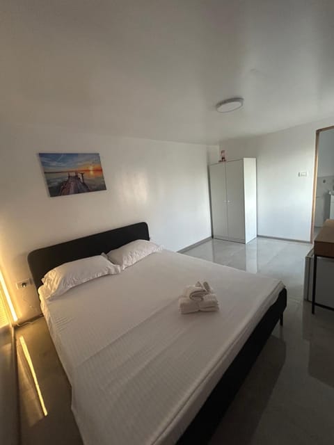 Bed, Photo of the whole room, towels, wardrobe