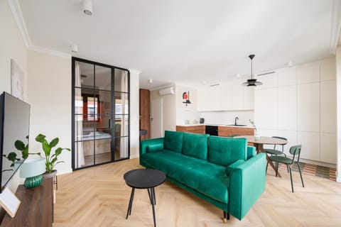 TV and multimedia, Kitchen or kitchenette, Living room, Seating area, Dining area