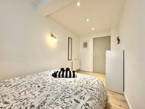 Bed, Photo of the whole room, Bedroom, wardrobe