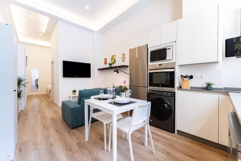 TV and multimedia, Kitchen or kitchenette, Living room, Dining area, dishwasher, microwave, oven, stove, toaster, washing machine, kitchen