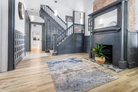 Massive 11BR Home Ideal for Reunions House in Niagara Falls