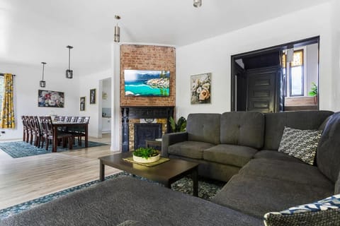 Massive 11BR Home Ideal for Reunions House in Niagara Falls