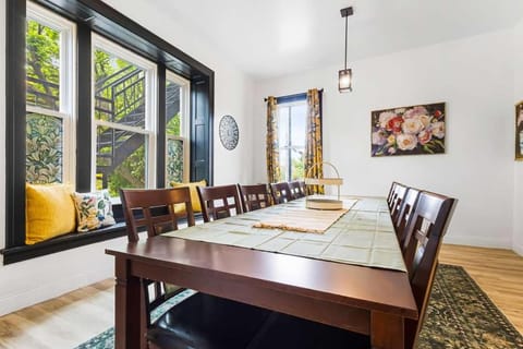 Massive 11BR Home Ideal for Reunions House in Niagara Falls