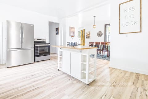 Massive 11BR Home Ideal for Reunions House in Niagara Falls