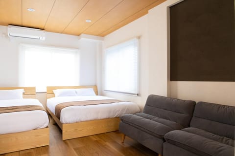 Bed, Photo of the whole room, Seating area, air conditioner