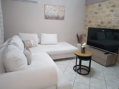 TV and multimedia, Living room, Seating area, Evening entertainment