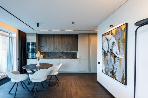 Kitchen or kitchenette, Dining area